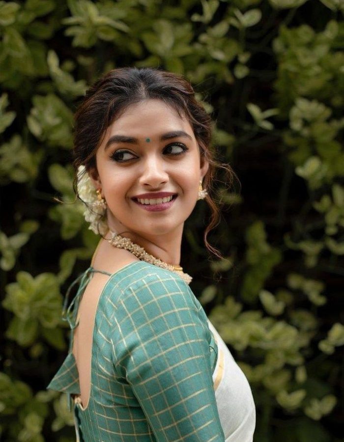 Keerthy Suresh redefines elegance in a kasavu saree for Onam 2021! Keerthy Suresh redefines elegance in a kasavu saree for Onam 2021!